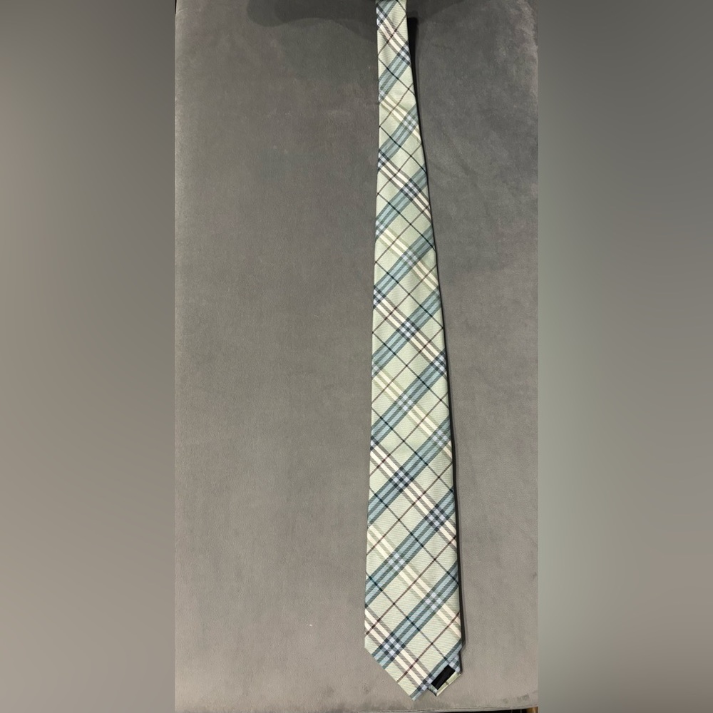 Burberry Men’s 100 % Silk tie in light Green